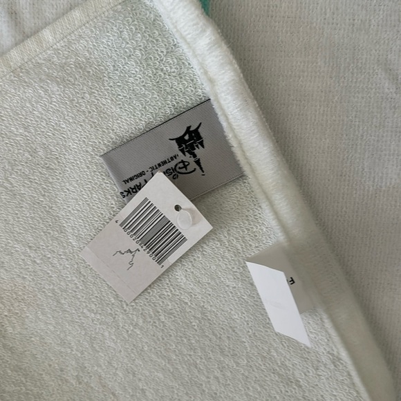 NWT Disneyland, CA Adventure large Beach Towel with Castle Design - Picture 8 of 8